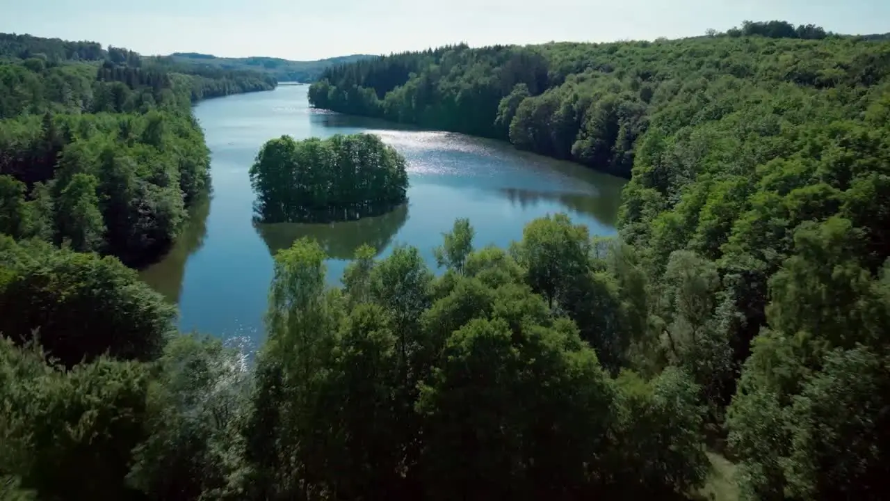 Krombacher Insel in der Wiehltalsperre: kleine bewaldete Insel aus der Krombacher-Werbung